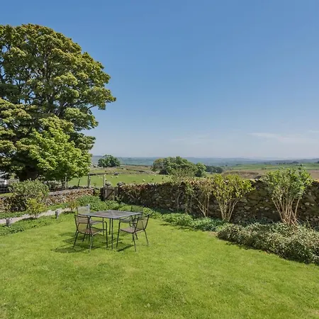 Carhullan Farmhouse - With Hot Tub & Dog-friendly بيت للعطل *