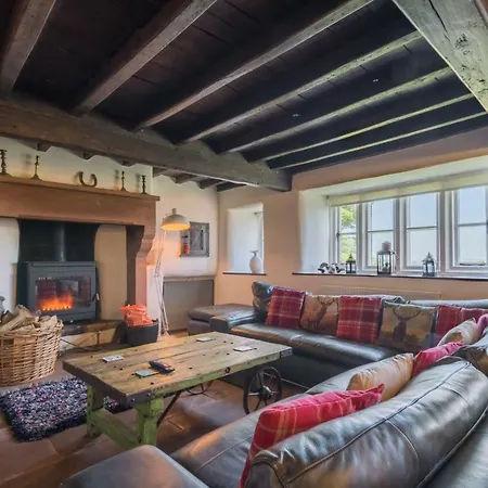 Carhullan Farmhouse - With Hot Tub & Dog-friendly بيت للعطل