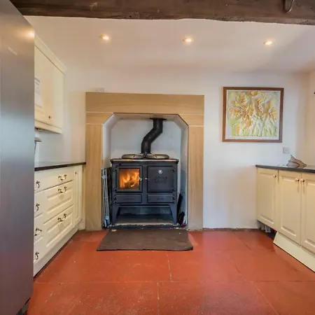 Carhullan Farmhouse - With Hot Tub & Dog-friendly بيت للعطل