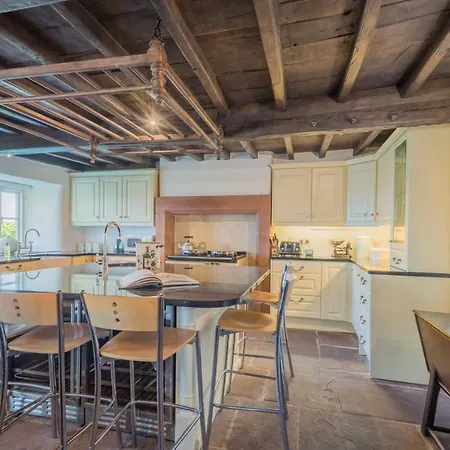 بيت للعطل Carhullan Farmhouse - With Hot Tub & Dog-friendly *
